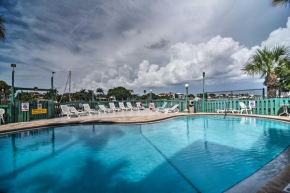 Evolve Condo with Pool, Walk to Clearwater Beach!